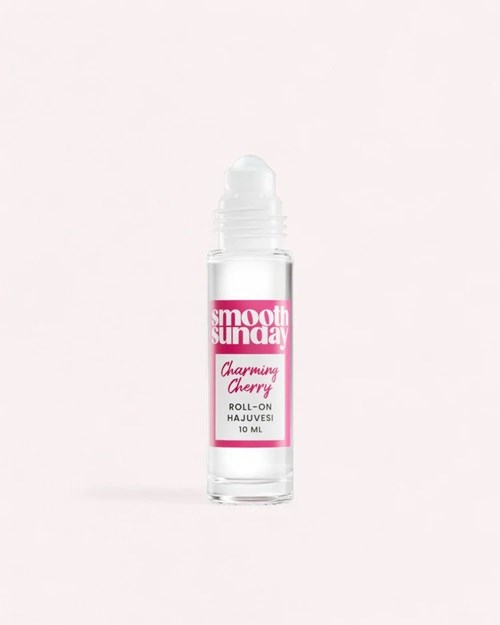 Tydlig rullborste med rosa etikett som säger Smooth Sunday Charming Cherry och 10 ML.