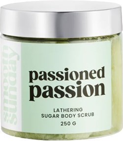 En burk med grön kroppsskrubb med silverlock. Text på etiketten säger Passionate Passion Lathering.
