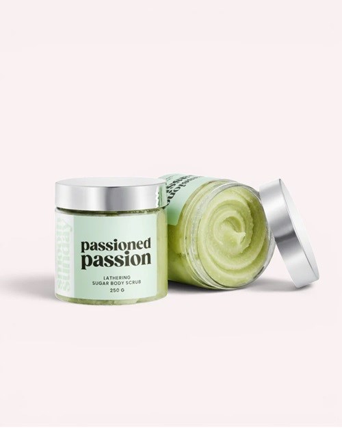 Citrondoftande kroppsskrubb i en ljusgrön burk med silverlock, märkt passion passion och socker scrub.