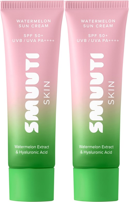 Twee tubes watermeloen zonnebrandcrème met SPF 50+ en groene doppen, met watermeloenextract en hyaluronzuur.