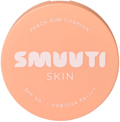 Det är en peachfärgad kudde med vit text om solskydd, SPF 50, UVB/UVA-skydd, tillhörande Smuti Skin.