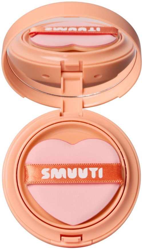 En rosa kompakt med en hjärtformad svamp och ett orange band med ordet "SMOOTH" på.