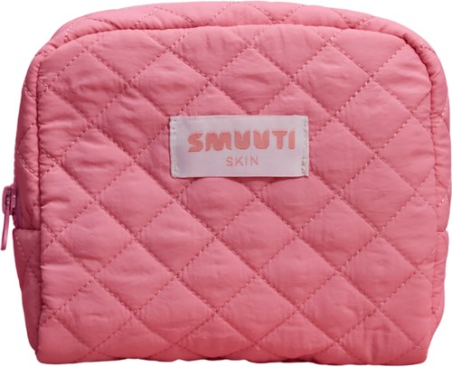 Rosa quiltad väska med en etikett som säger Smutti Skin.