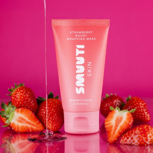Roze tube met 'SnHiTY Skin' tekst, omgeven door gesneden aardbeien op een roze achtergrond.