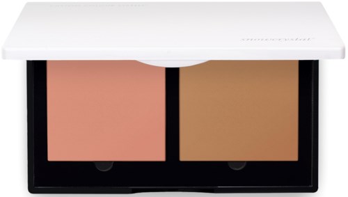 Een compact make-up palette met twee tinten, roze en beige, in een wit doosje. Gebruikt voor blush of contour.