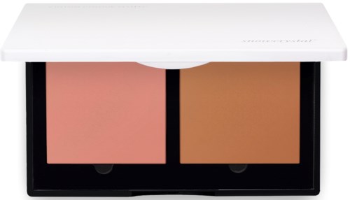 Een make-up compact met twee blush-tinten, roze en bruin, in een wit doosje met deksel.