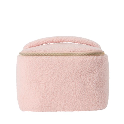 En mjuk rosa, lurvig kosmetväska med guldfärgad dragkedja och handtag, avsedd för förvaring av skönhetsprodukter.