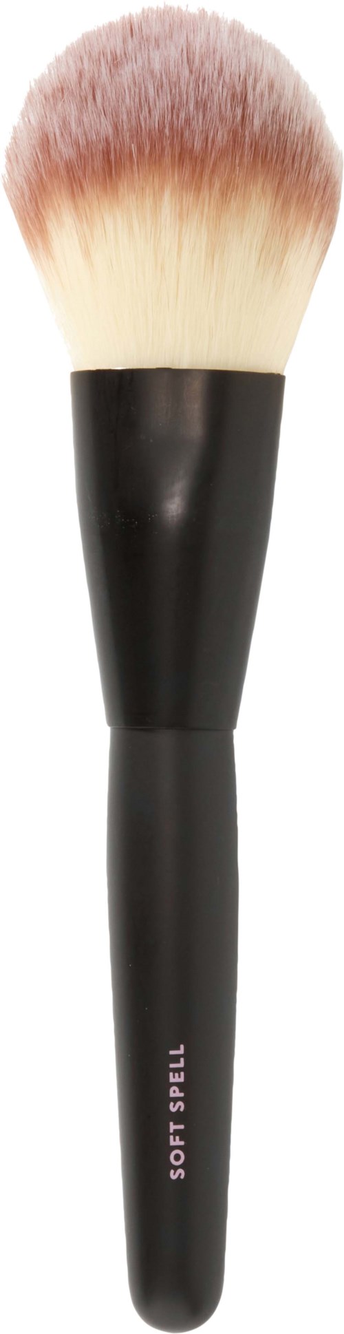 En myk blush-børste med svart håndtak og rund, luftig hvitspisset bust. Håndtaket har liten tekst.