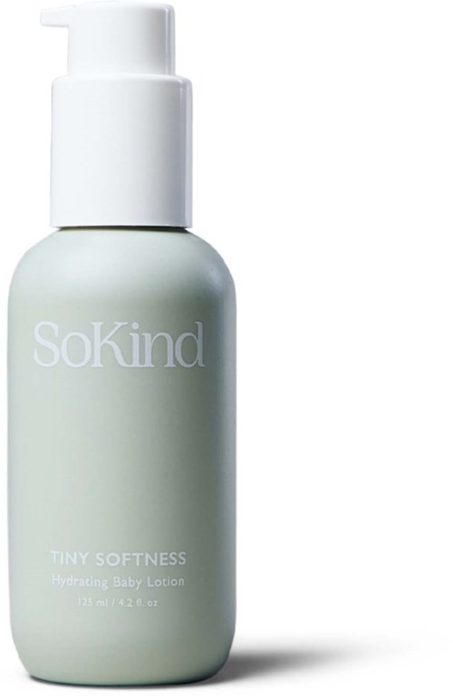 Eine kleine, weiße Flasche mit Pumpe, beschriftet 'SoKind Tiny Softness Hydrating Baby Lotion.'