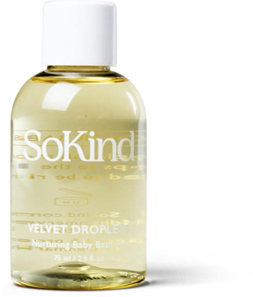 Eine kleine transparente Flasche mit klarer Flüssigkeit und weißem Deckel. Das Etikett liest "SoKind Velvet Droplet" für Babys.