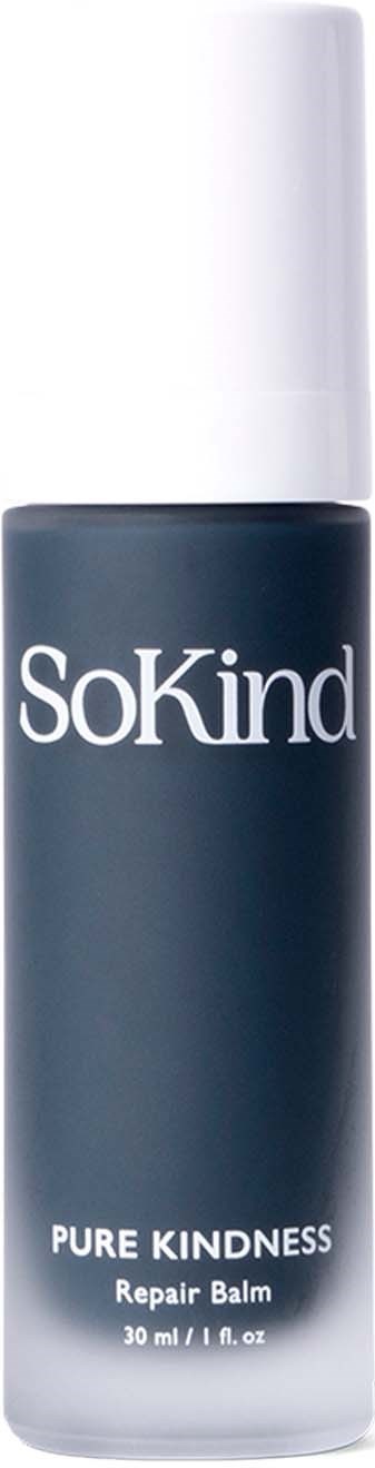 Eine dunkle Flasche mit weißem Deckel, Beschriftung "SoKind" und "Pure Kindness Repair Balm."