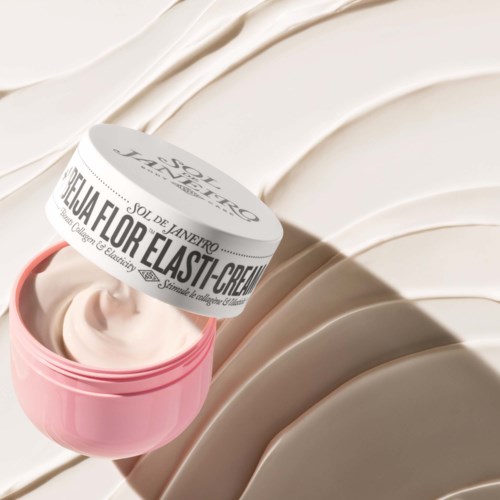 Eine pinke Dose mit Creme, beschriftet auf Portugiesisch, vor einem cremigen Hintergrund.