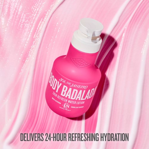 En rosa flaska med Sol de Janeiro kroppslotion på en rosa bakgrund, med text om hydratiseringsfördelar.