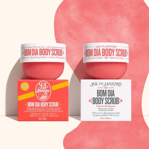 En rund rosa plastburk med vit lock märkt 'Sol de Janeiro Bom Dia Body Scrub' i rosa text.