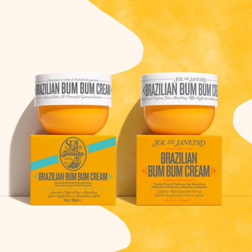 Zwei Gläser mit brasilianischer Bum Bum Creme auf gelben Verpackungen, mit gelbem Hintergrund und weißen abstrakten Formen.