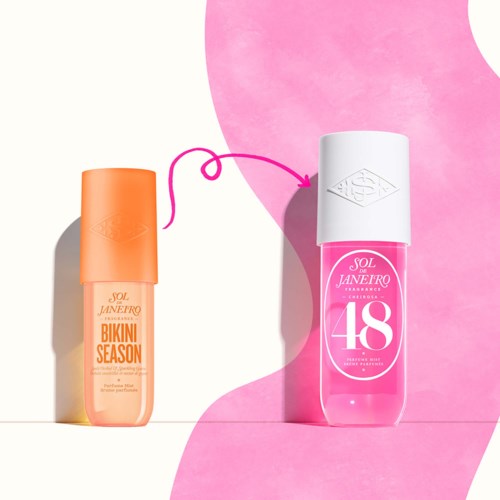 Twee zonnebrandflessen, een oranje met 'Bikini Season' en een roze met SPF 48, op een roze en witte achtergrond.