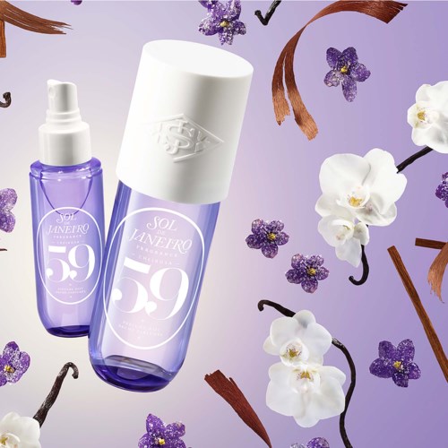 Zwei violette Sprühflaschen mit weißen Deckeln, umgeben von lila und weißen Blumen auf lila Hintergrund.