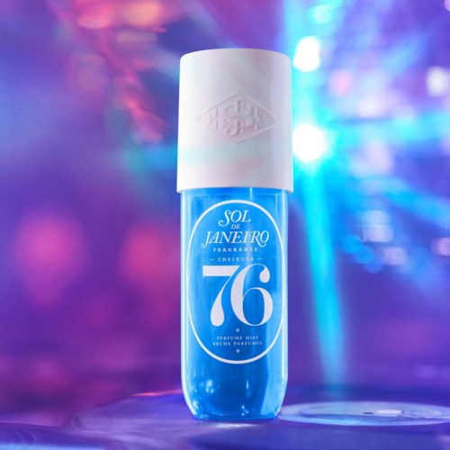 Sininen roll-on deostickki valkoisella PDF-kannen, nimeltä 'Sol de Janeiro 76 Fragrance Cheerful'. Värikkäitä valoja taustalla.