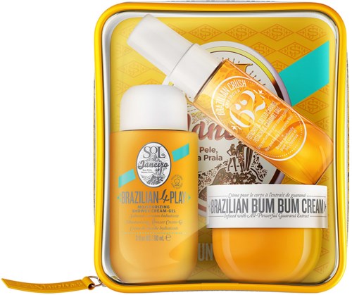 Hautpflegeprodukte in einer gelben Tasche. Enthält Creme, Spray und Gel mit heller Verpackung.