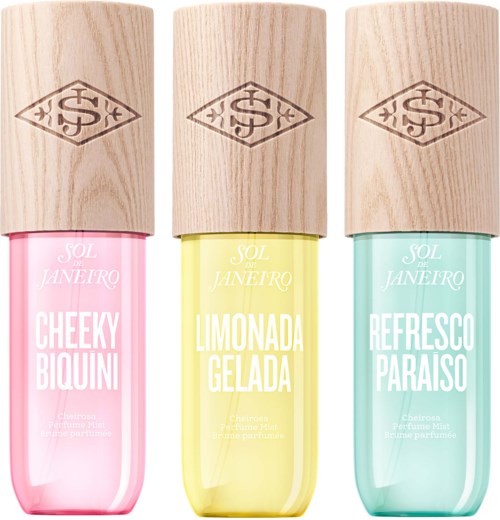 Drei bunte Parfümflaschen mit Holzdeckeln, beschriftet Cheeky Biquini, Limonada Gelada und Refresco Paraíso.