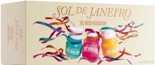 Boks med tre beholdere med Sol de Janeiro kroppskrem og fargede bånd, merket Sol de Janeiro Sol Much Hydration.