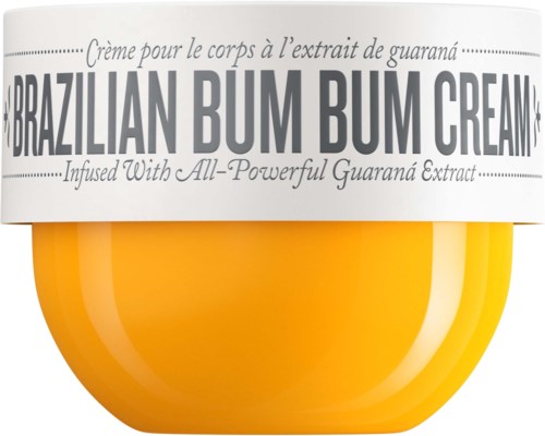 En gul burk med Brazilian Bum Bum Cream med vit etikett, nämner guaranaextrakt och jämn hud