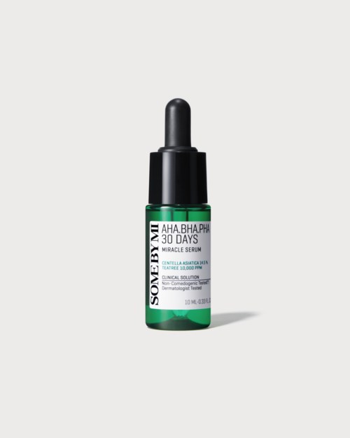 Groene serumbottle met pipet, gelabeld 'Some By Mi' en 'Miracle Serum,' op een effen grijze achtergrond.