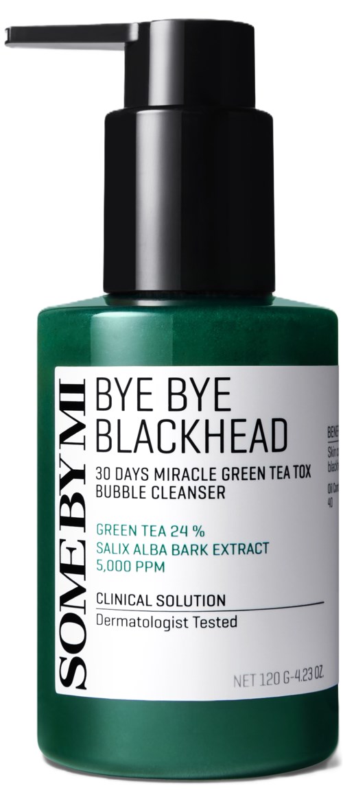 Eine grüne Flasche mit Pumpverschluss, beschriftet 'Bye Bye Blackhead', enthält Teespülung und Barkextrakt zur Hautreinigung.