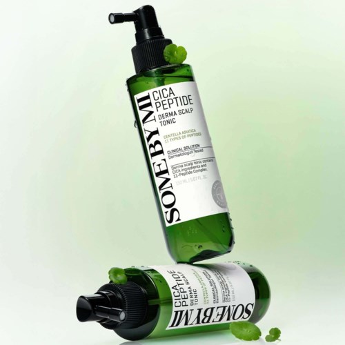 Två gröna flaskor med hårbottenvård med svarta spraylock, en stående och en liggande. Etiketterna nämner Cica Peptide.