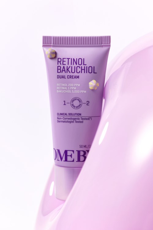 Silmälle tarkoitettu kermajauhe, jossa on Retinol ja Bakuchiol -merkinnät, ja se on osittain ympäröity vaaleanpunaisella kermalla.