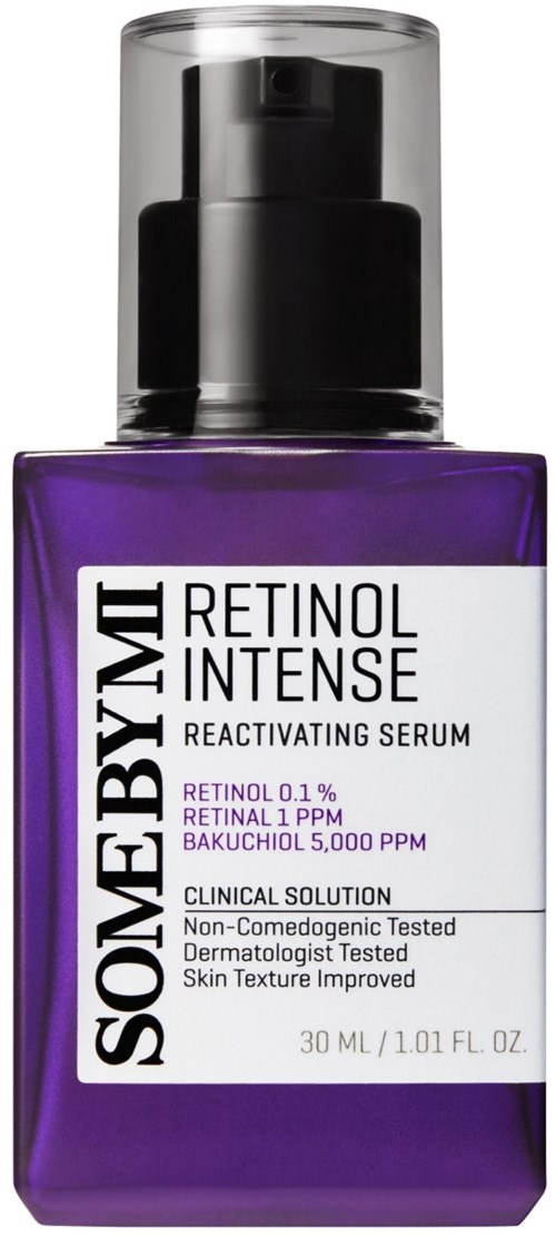 Lila Flasche mit Retinol-Serum, klarer Pumpe und weißes Etikett mit Produktinformationen.