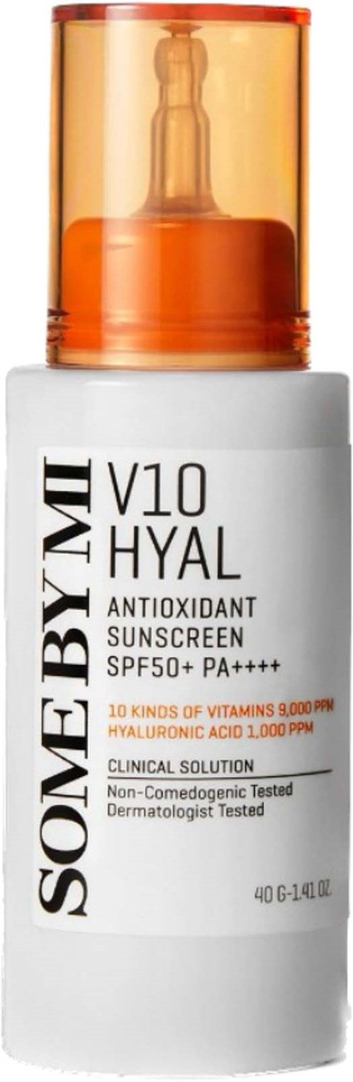 Hvit flaske med oransje hette merket SOME BY MI V10 HYAL antioxidant solkrem SPF50+ PA++++.