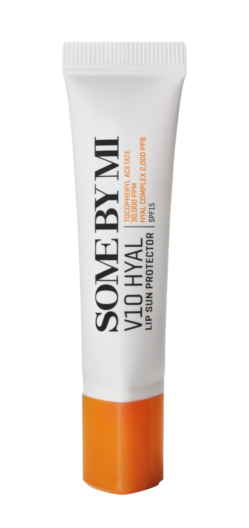 En hvit tube med leppepomade med oransje hette, merket "SOME BY MI" og "V10 HYAL" for solbeskyttelse.