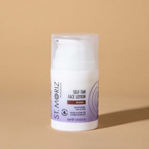 Kleine weiße Flasche mit der Aufschrift 'St. Moriz Self-Tan Face Lotion Dark' auf einfachem Hintergrund.