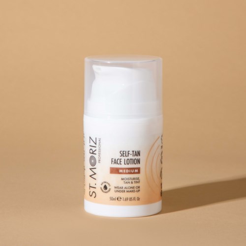 Eine kleine weiße Flasche mit Selbstbräunungs-Gesichtslotion, beschriftet 'St. Moriz' und 'Medium'.