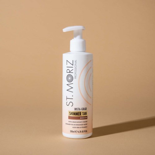 Eine weiße Flasche mit Pumpkopf, gekennzeichnet mit 'ST. MORIZ PROFESSIONAL INSTA-GRAD SHIMMER TAN'. Sie steht vor einem beigen Hintergrund.
