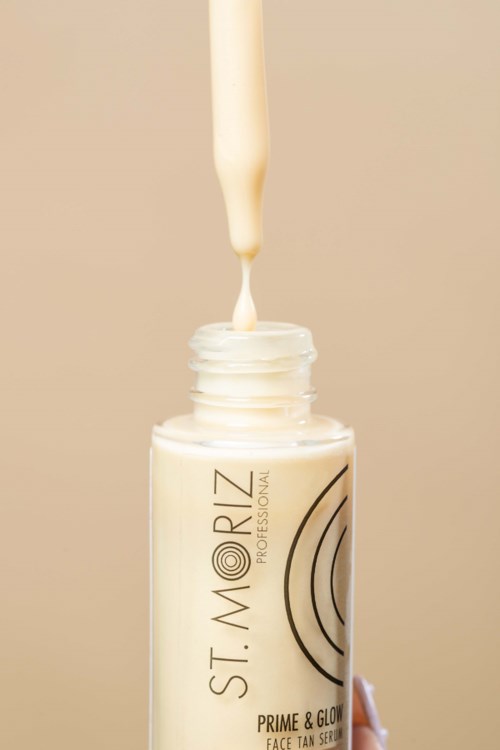 Eine Pipette gibt weiße Creme in eine kleine Flasche mit der Aufschrift 'ST. MORIZ PROFESSIONAL' und 'PRIME & GLOW'.