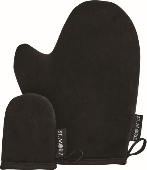 Eine schwarze Ofenhandschuh und eine kleinere passende Tasche, beide mit Etiketten. Der Handschuh ist groß und handförmig.