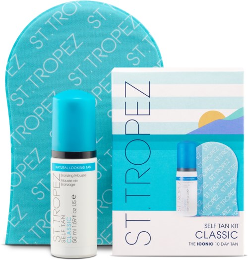 Ein Selbstbräunungskit enthält eine Flasche mit blauer Kappe, einen blauen Bräunungshandschuh und Verpackung mit 'St. Tropez'.