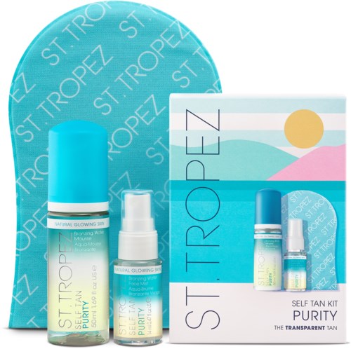 Ein Hautpflege-Set mit zwei blauen Flaschen, einem kleinen Spray, einer bunten Broschüre und einem runden blauen Hintergrund mit weißen Texten.