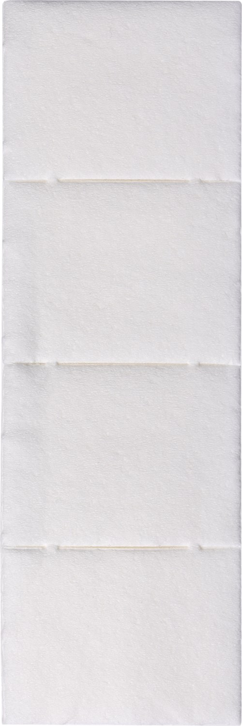Een verticale witte papieren met drie horizontale vouwen, mogelijk gevouwen of gestapeld.