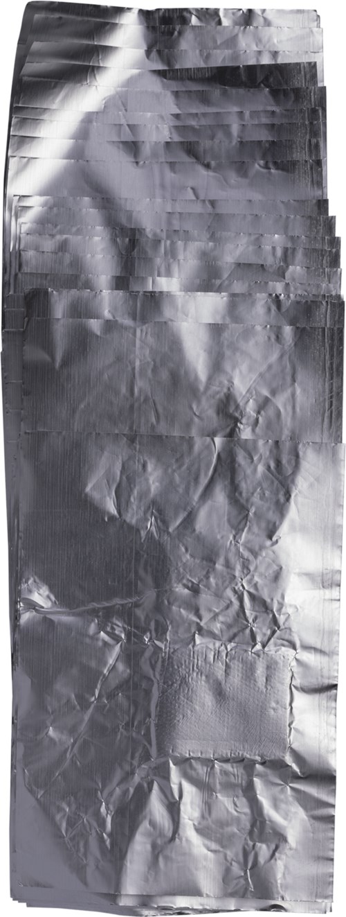 Een glanzende, gekreukelde zilveren folieverpakking, lang en rechthoekig, met reflecties en gerimpelde textuur.