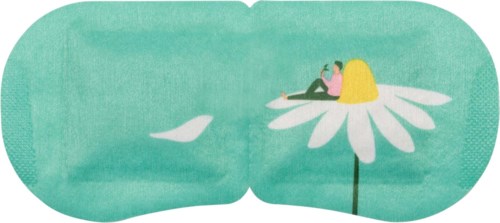 Een meisje met lang blond haar zit op een witte bloem op het water, houdt een drankje vast en kijkt op haar telefoon.