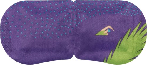 Een slaapmasker met een paarse print, met een kleine hand en gras aan de ene kant, met stippenpatroon aan de andere kant.