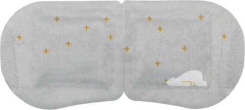 Een bewolkte hemel met gele sterren en een slapende maan. De scène lijkt kalm en vredig.