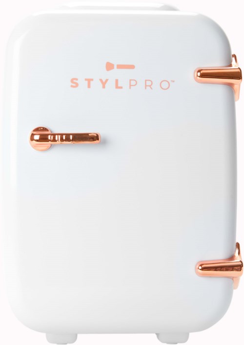 Een kleine witte koelkast met roségouden handgrepen en het logo 'STYLPRO' op de deur.