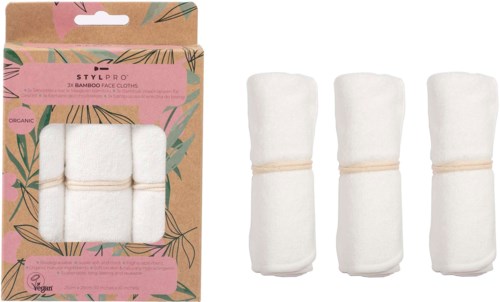 Set van drie witte, opgerolde bamboe gezichtskleren vastgebonden met elastische banden in verpakk­ing met groen en roze ontwerp.