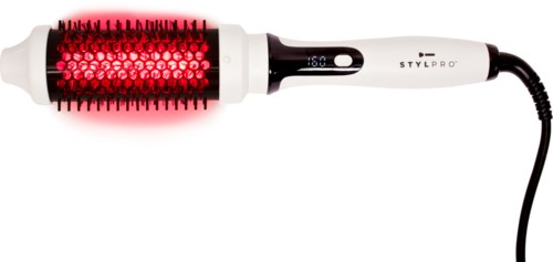 Ein weißes Haarstyling-Werkzeug mit einer runden, roten Heizwalze und schwarzem Griff, gekennzeichnet 'STYLPRO' und eingesteckt.