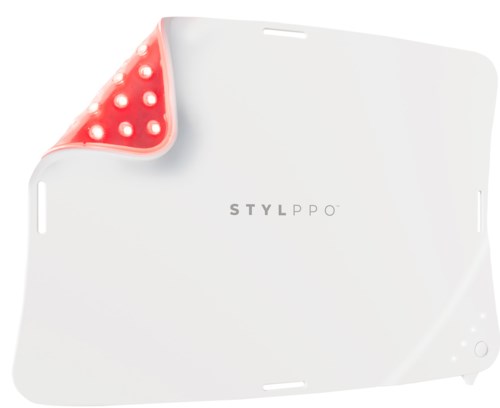 Een witte fitnessapparaat genaamd STYLPO met rode lichten linksboven en eenvoudig ontwerp.