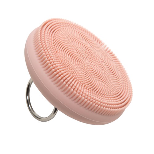 Een ronde roze siliconen verzorgingshulpmiddel met kleine borstelharen en een metalen ring om op te hangen.